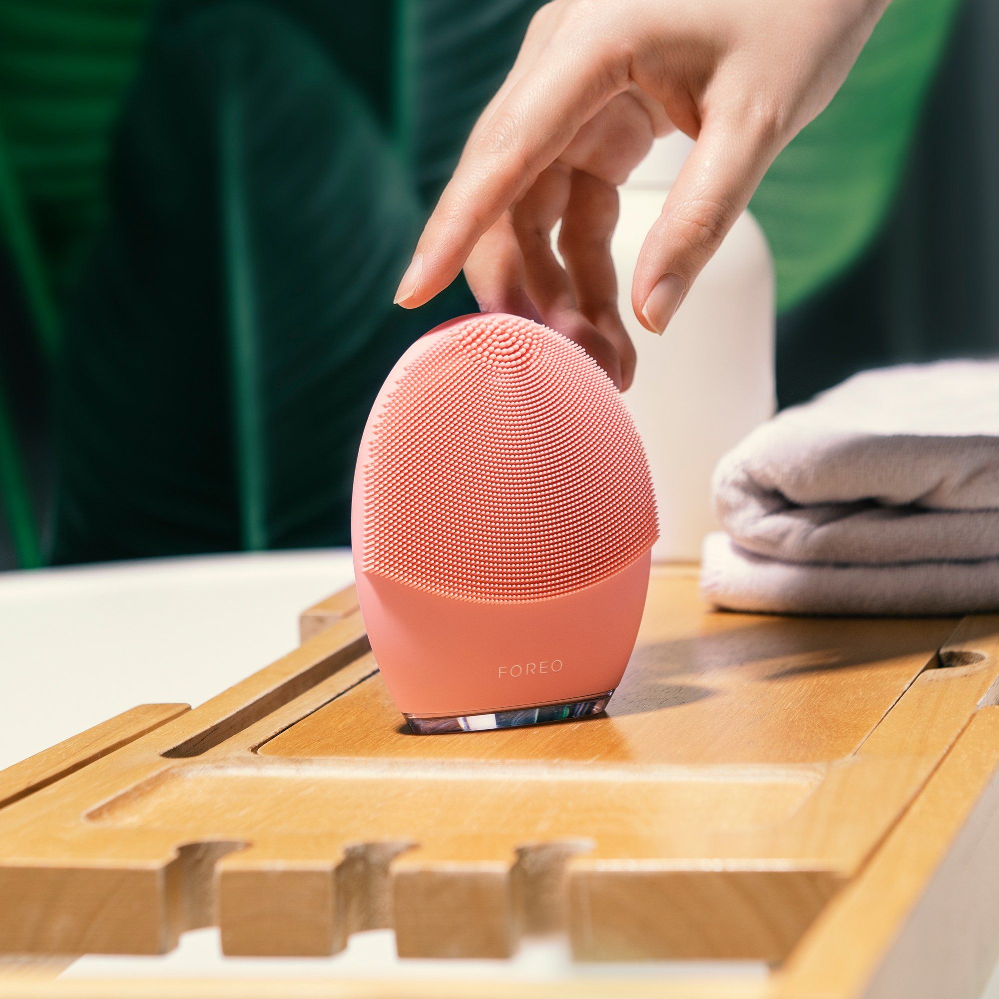 FOREO LUNA™ 4 2-in-1 Smart Facial Cleansing & Firming Device - Balanced Skin