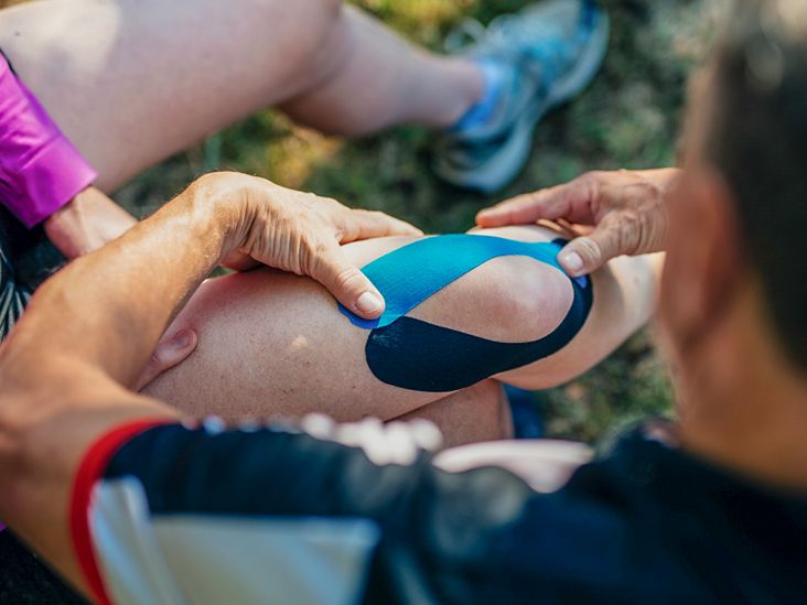 How To Use KT Tape For Knee Pain: Technique And Benefits
