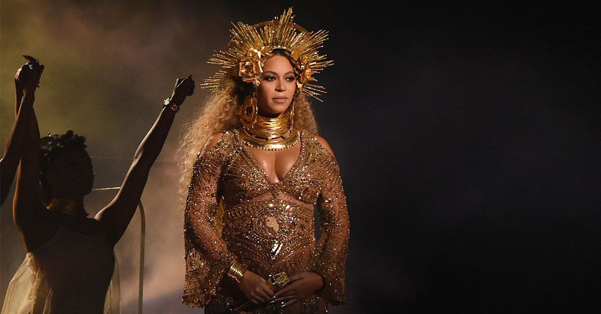 beyonce pregnant gold dress Grammys 2017: Pregnant Beyonce Performs