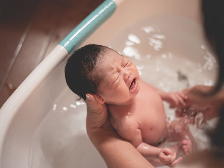 A Step-by-Step Guide on How to Bath a Newborn Baby – My Expert Midwife