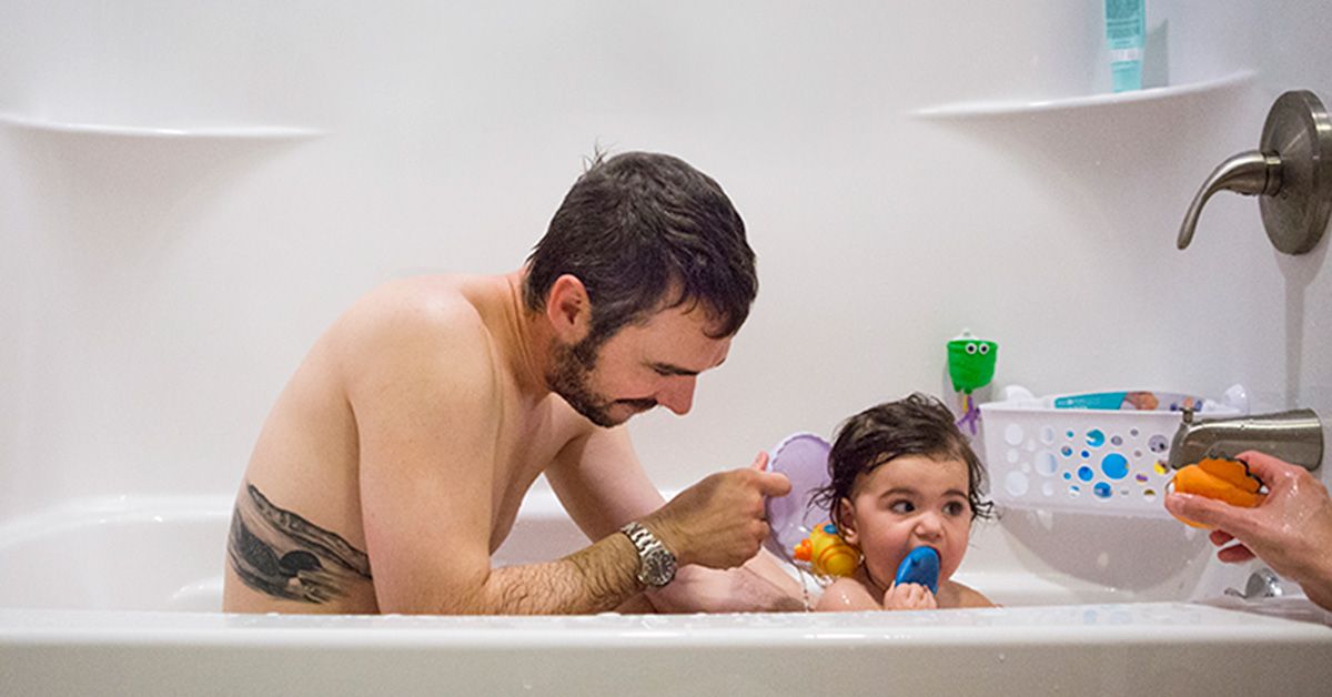 7 Pros and Cons of Being Naked Around Your Kids 