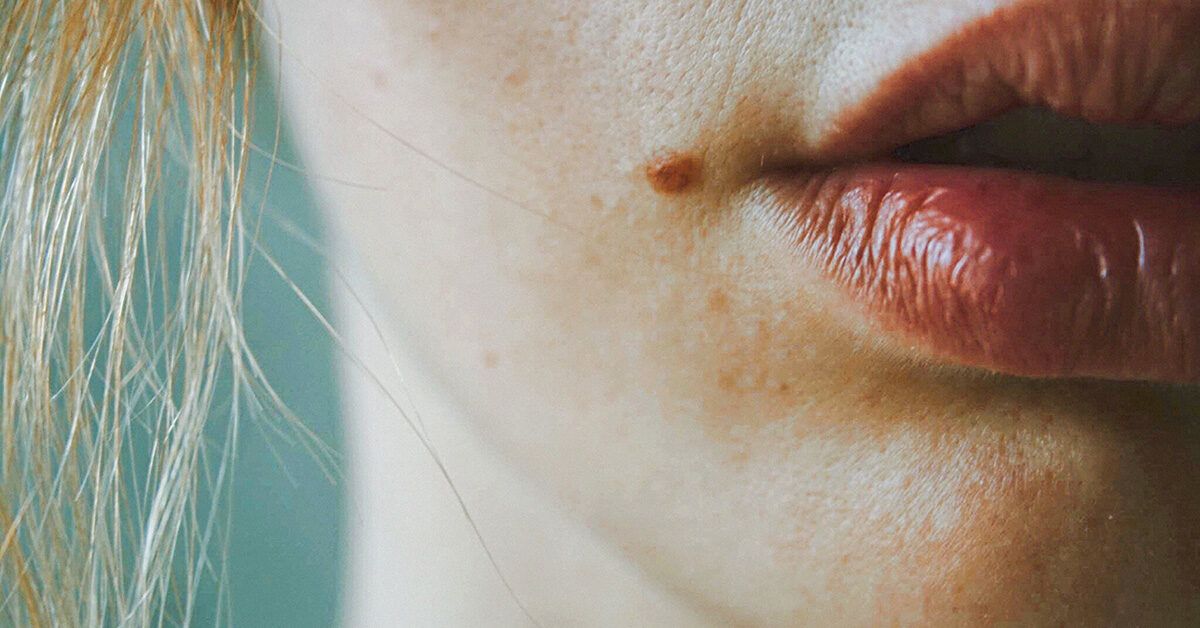 What does it mean when someone's lips press together whenever they see you?  Especially when it's to the point their lips disappear. - Quora