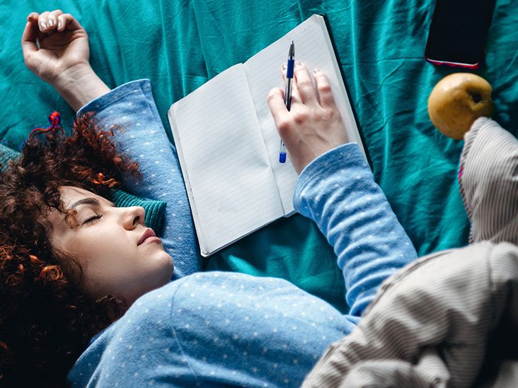 Should You Eat an Apple Before Bed?