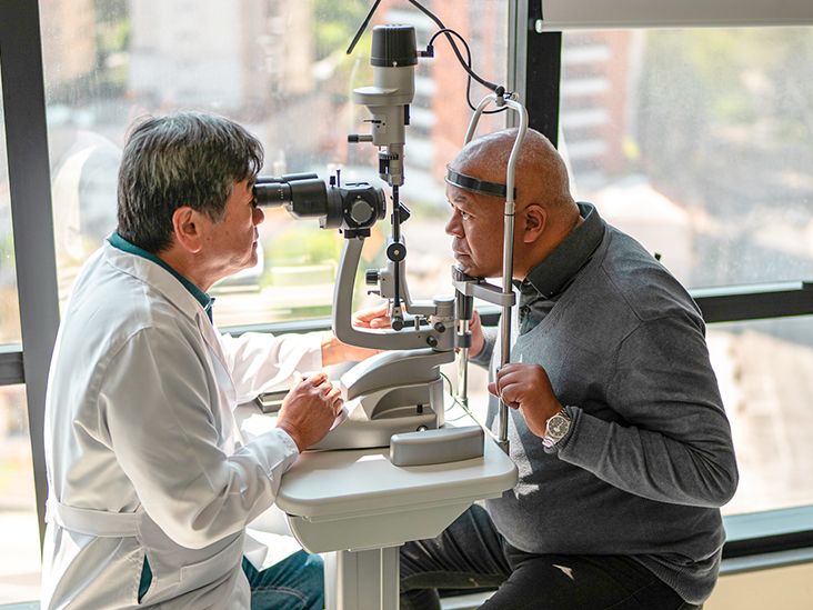 The Difference Between Macular Degeneration and Cataracts