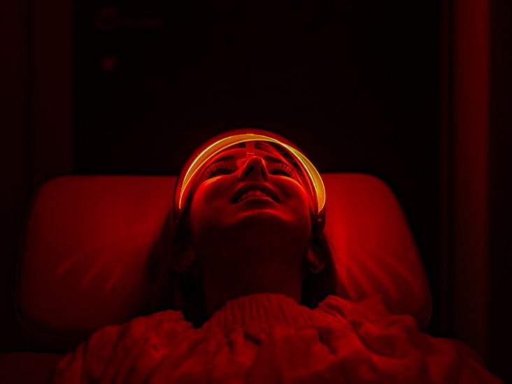 Using Red Light Therapy for Macular Degeneration in Your Eyes