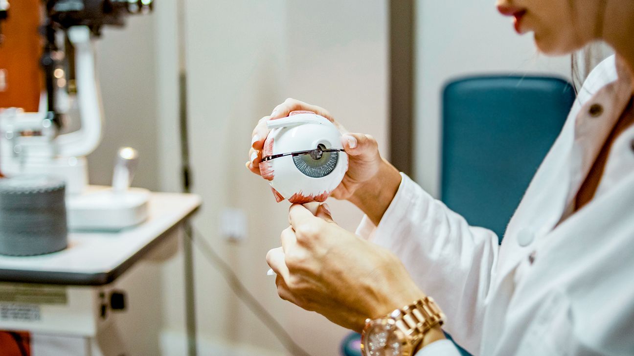 bác sĩ nhãn khoa sử dụng dụng cụ hình con mắt