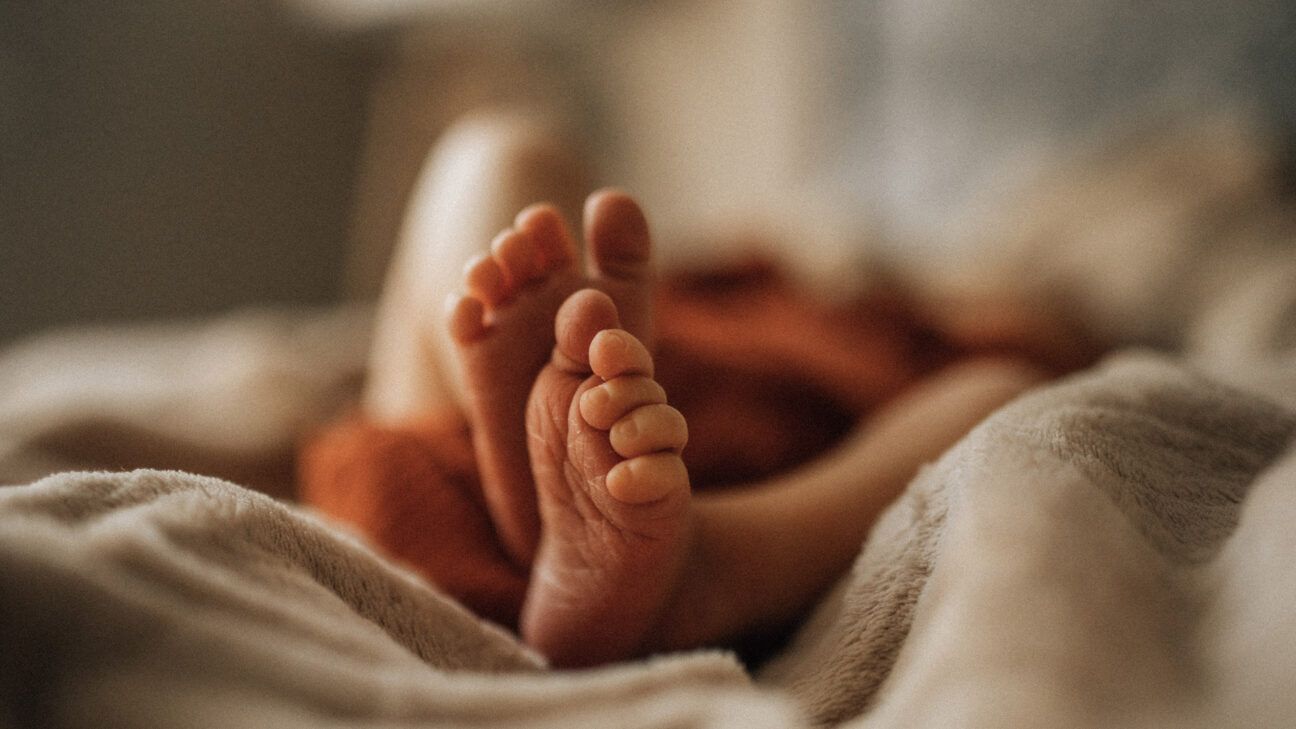 bilde av en nyfødt babys føtter