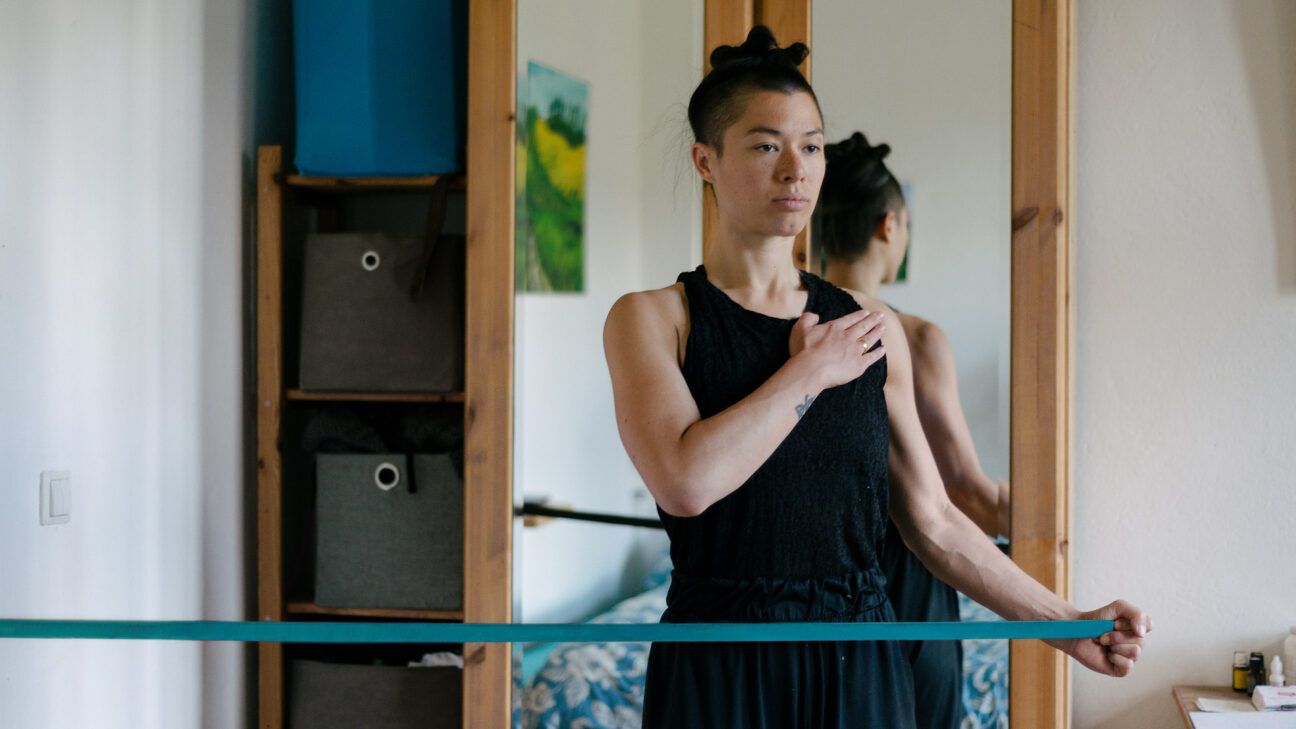 woman exercises shoulder