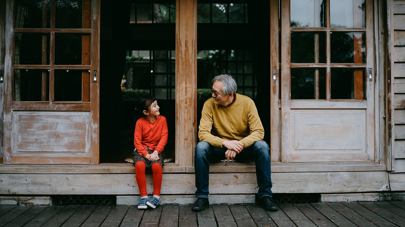 fiatalabb lány gerincferdülésben beszél a nagyapjával