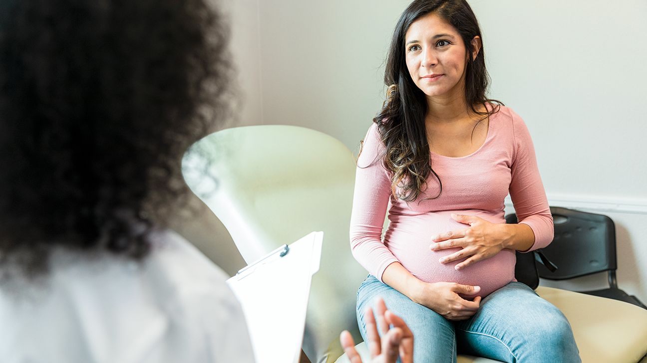 pregnant woman discussing subclinical hypothyroidism with her doctor