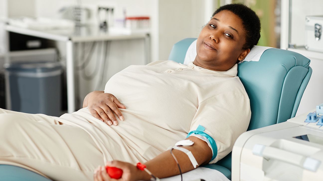adult înclinat într-un scaun medical în procesul de donare de sânge