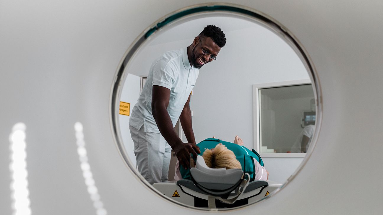 tecnologia MRI che aiuta una persona a ottenere una risonanza magnetica alla cistifellea