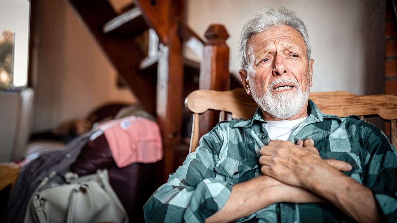 légszomjban és magas vérnyomásban szenvedő idős ember