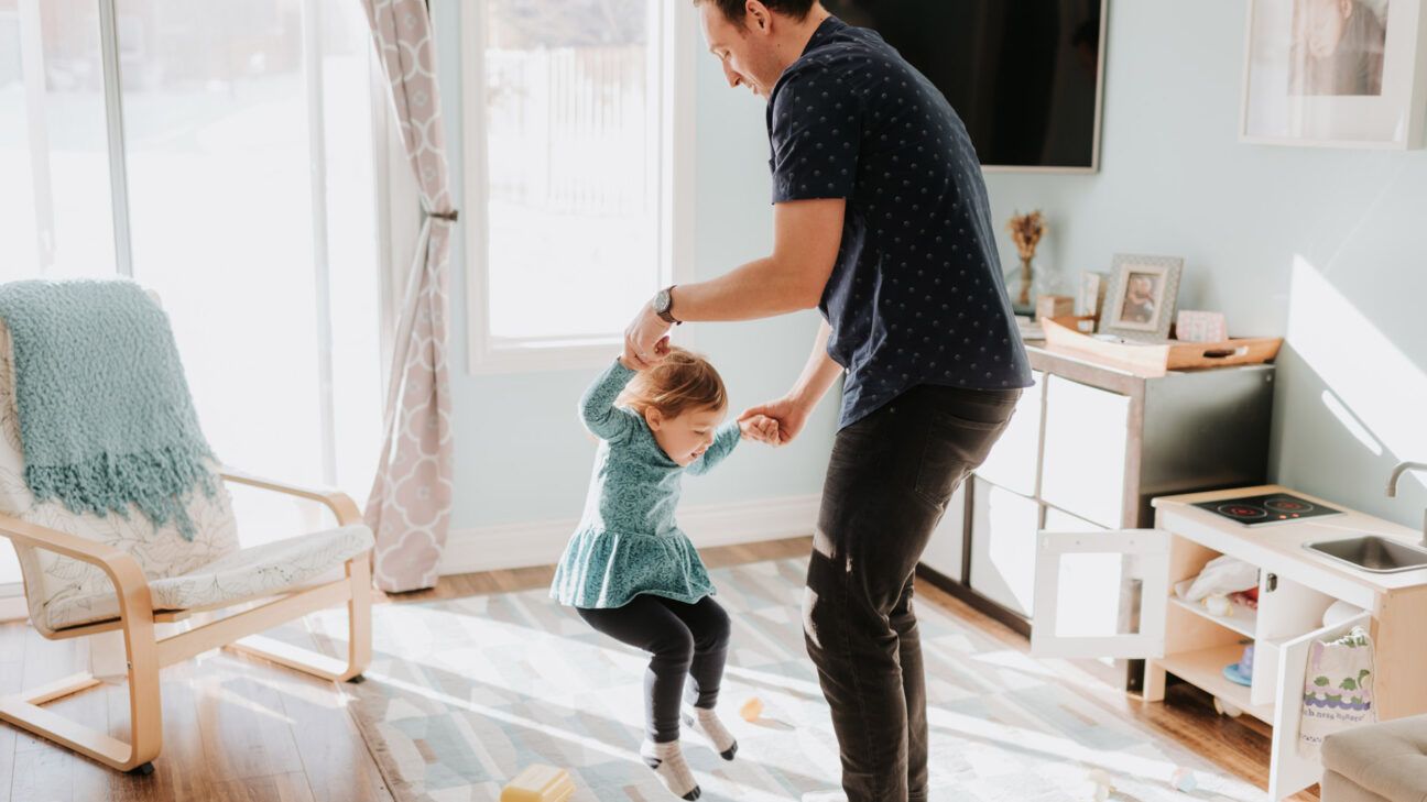 pappa dansar med sin dotter som har Tach-Sachs sjukdom