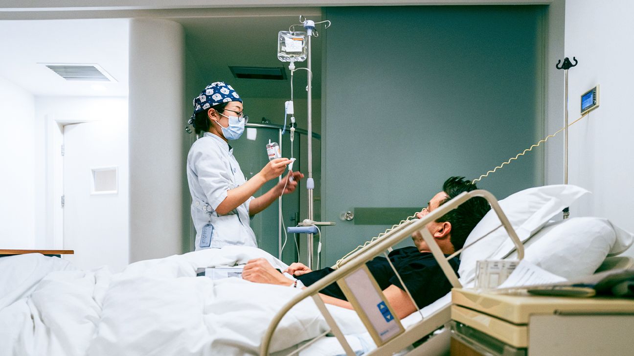 persona detenuta in un letto d'ospedale che riceve un trattamento per favorire il recupero dalla meningite virale 1