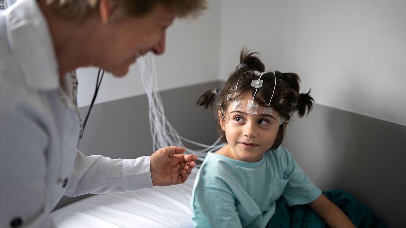 طفل يخضع لتخطيط كهربية الدماغ (EEG) لتشخيص ورم في المخ