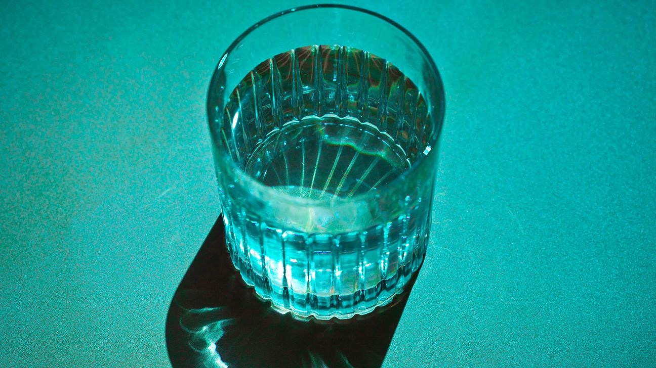 bicchiere pieno d'acqua 