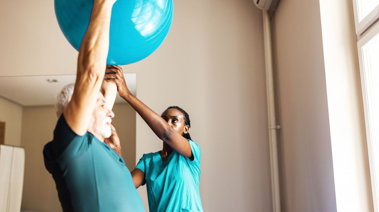 person med ALS under sjukgymnastiksessionen