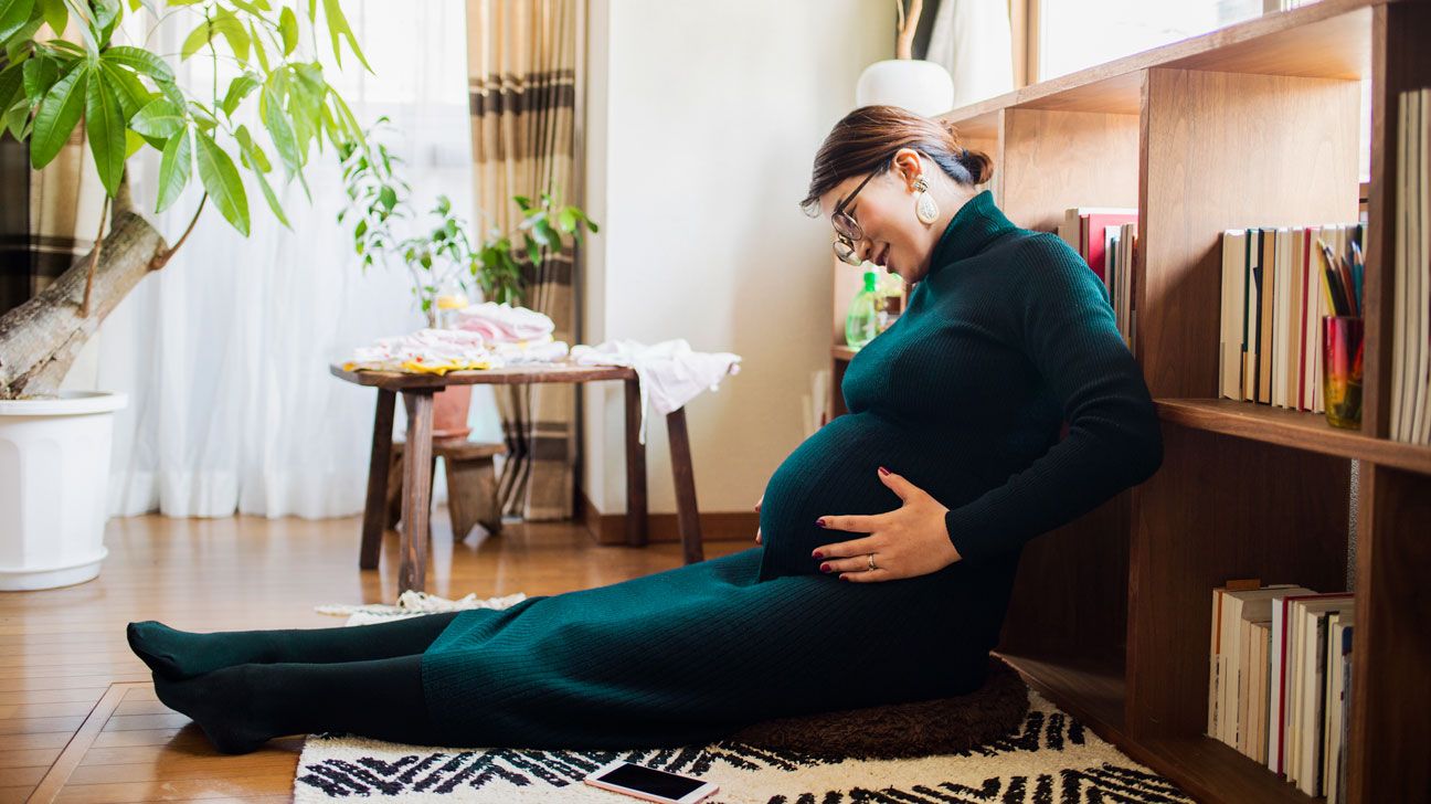 donna incinta con diabete gestazionale seduta sul pavimento-1