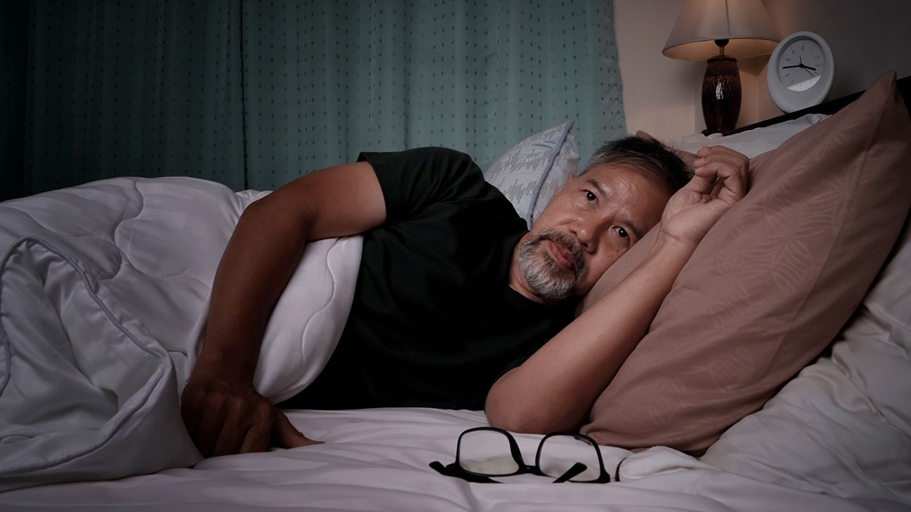 äldre man med narkolepsi vaken i sängen