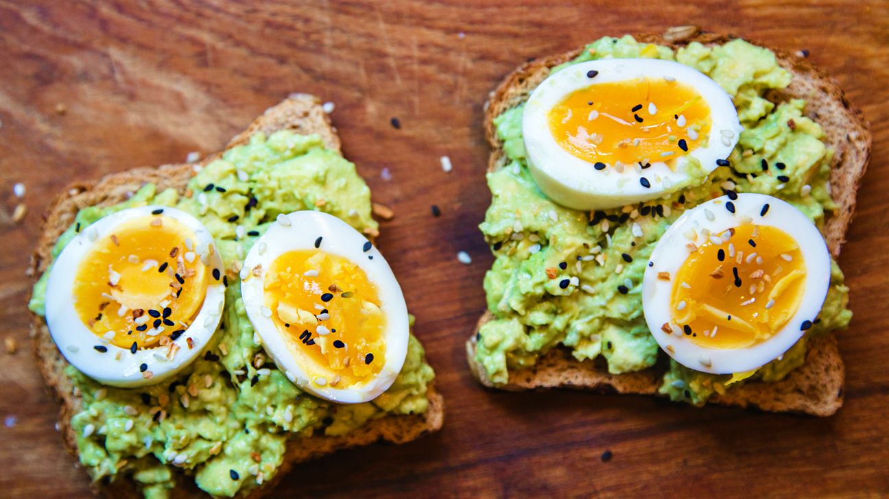 Avocado-Toast-Snack mit Ei für Menschen mit Schwangerschaftsdiabetes in der Schwangerschaft