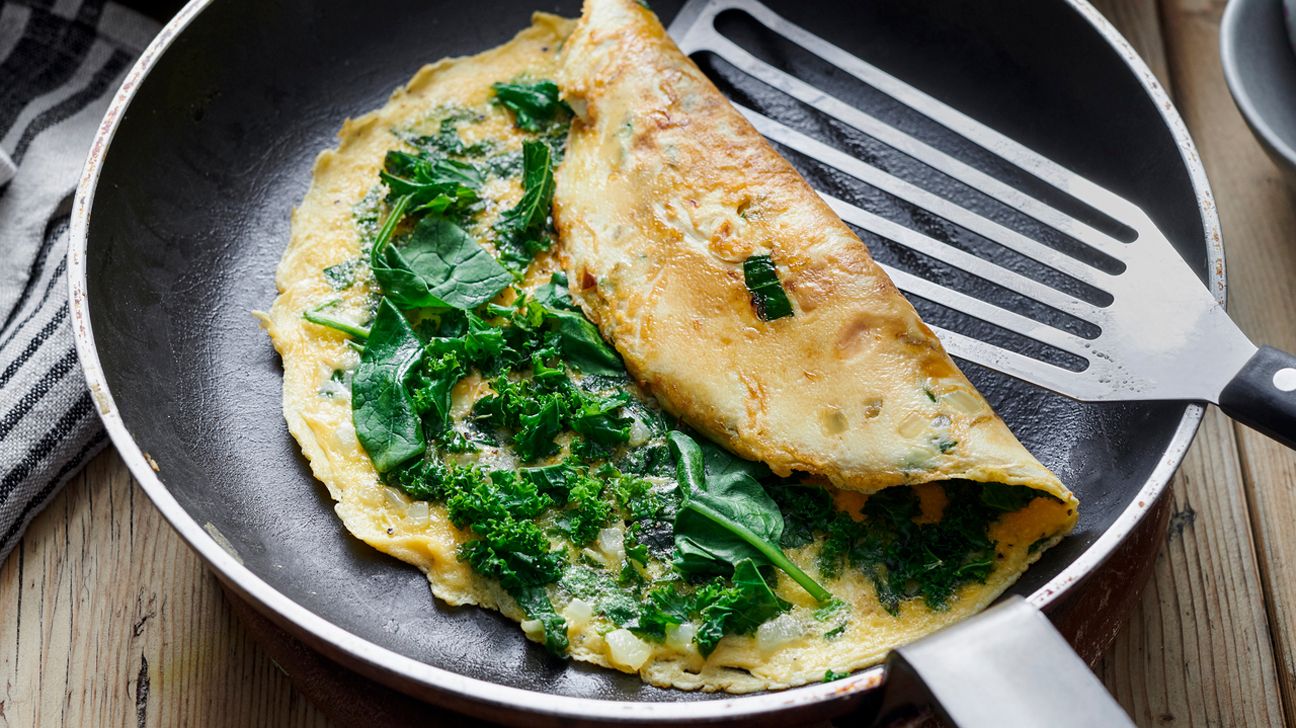 A spinach omelette, which is a healthy breakfast for those with POCS and hypothyroidism.