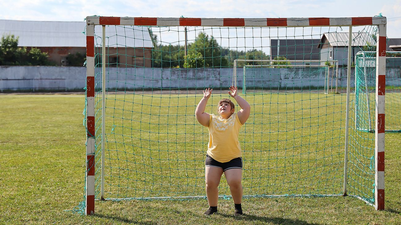bambino con obesità che gioca a portiere per la squadra di calcio-1