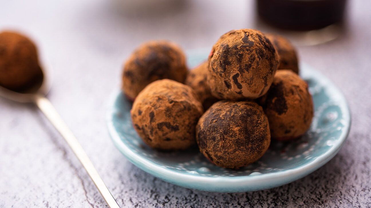 A plate of cocoa balls.