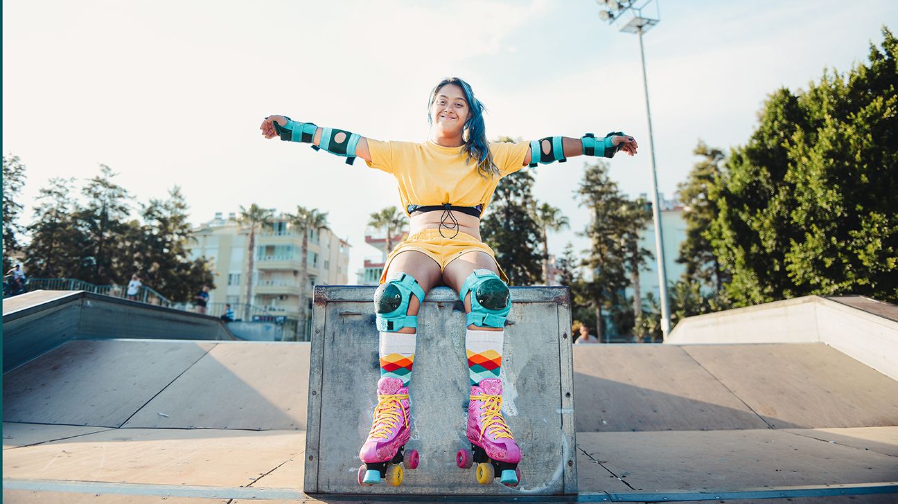 teenager med Downs syndrom på skøjteløb