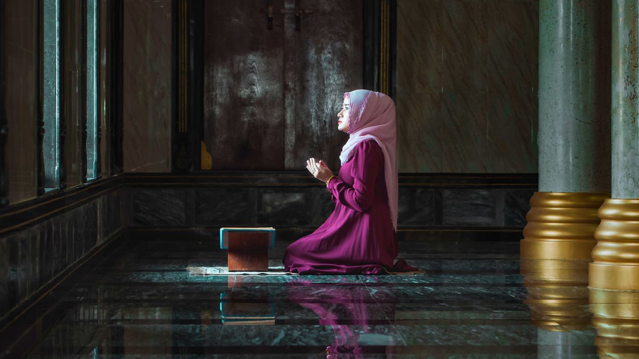 라마단 기간 동안 모스크에서 기도하는 이슬람 여성