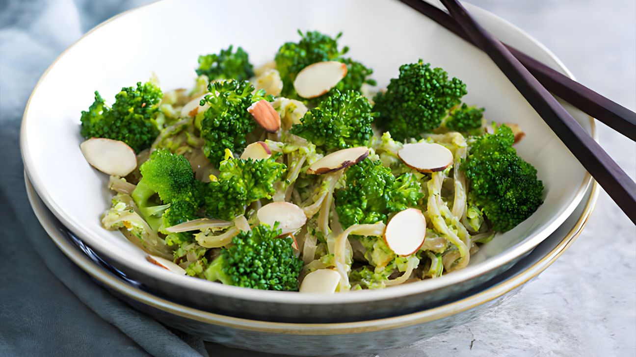 Shirataki noodles with broccoli 