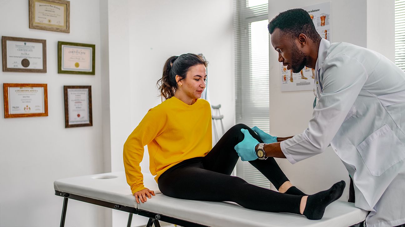 doctor examining the knee of a person with osteochondritis dissecans-1