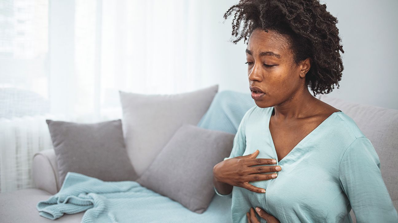 woman having postpartum chest pains-1
