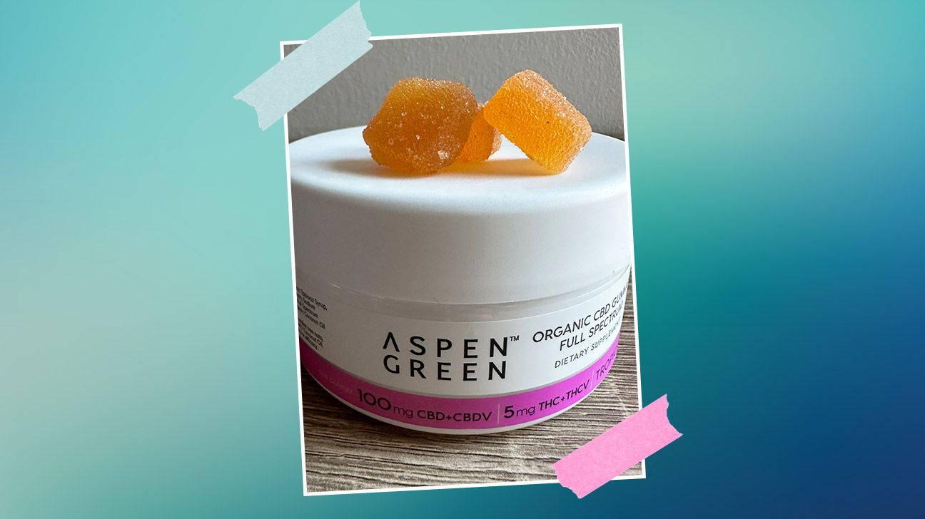 ภาพระยะใกล้ของ Aspen Green Bliss CBD กัมมี่และคอนเทนเนอร์