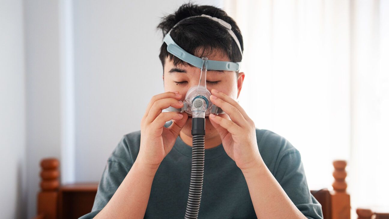 남자가 CPAP 기계를 착용하고 있습니다.<BR>