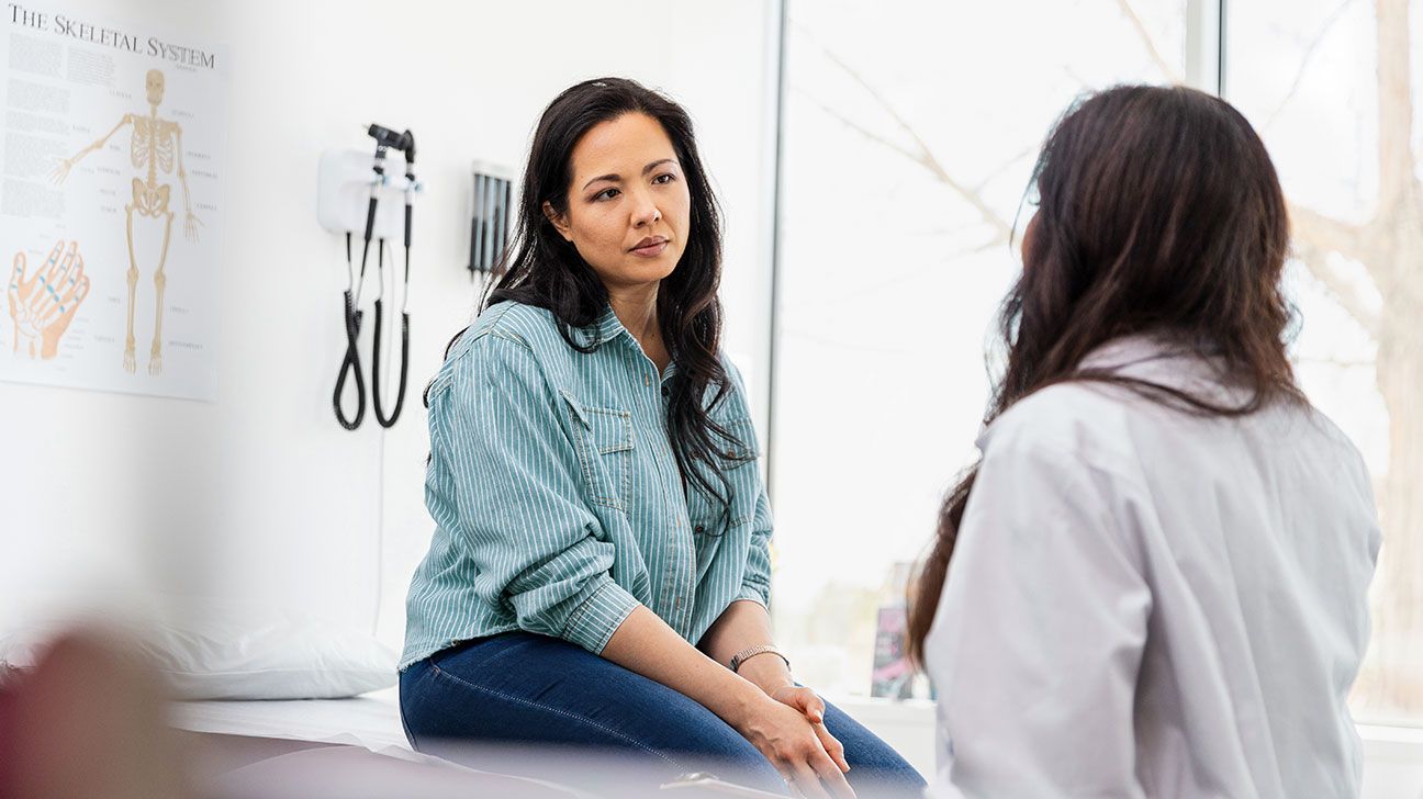 individual discussing ovarian cancer treatment with their doctor-1