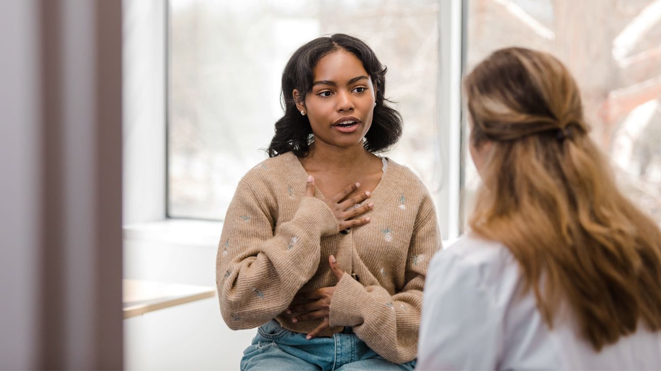 woman discussing ovarian cysts with her doctor-1