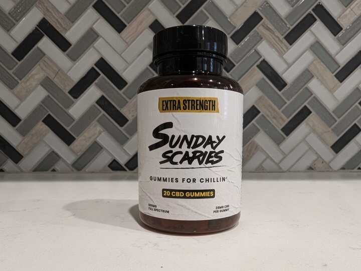 Sunday Scaries CBD Gummies-fles tijdens beoordeling