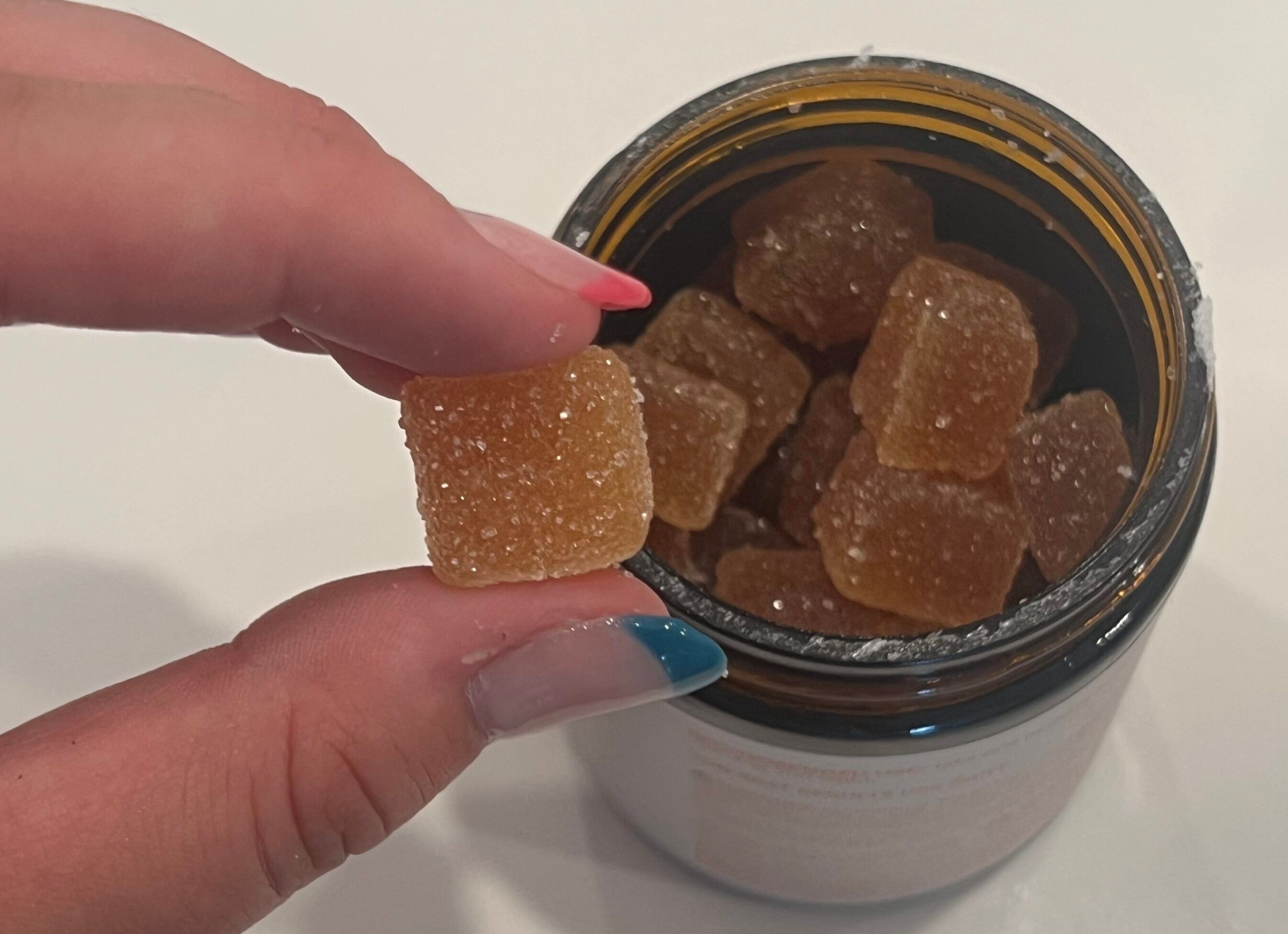 علكة CBD بالخوخ من Cornbread Hemp أثناء الاختبار