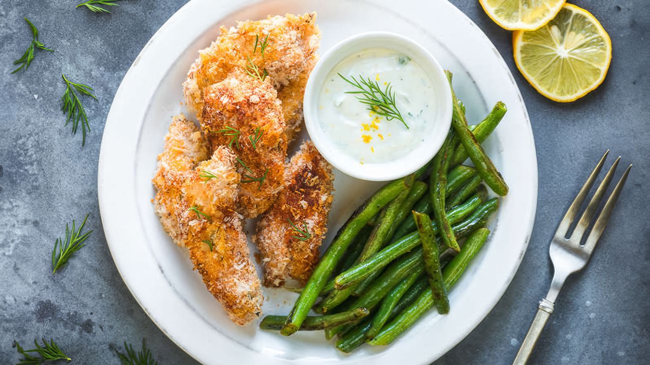 Chicken tenders with green beans and a yogurt dip