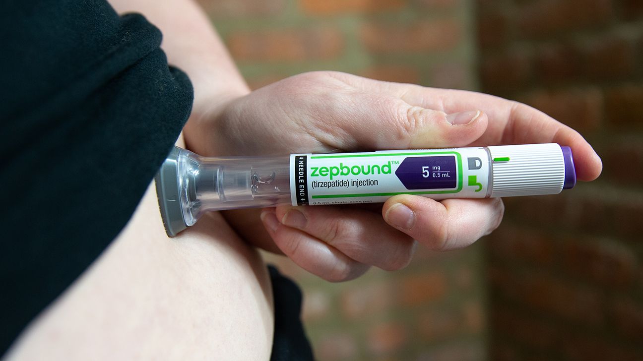 Person self-injecting Zepbound into abdomen