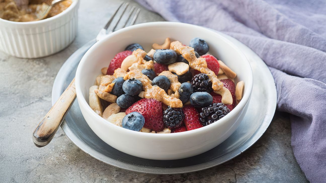 Banana Berry and Cashew Breakfast Bowl