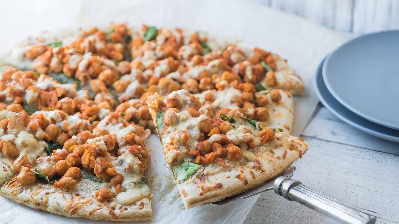 Buffalo chickpea pizza with garlic sauce