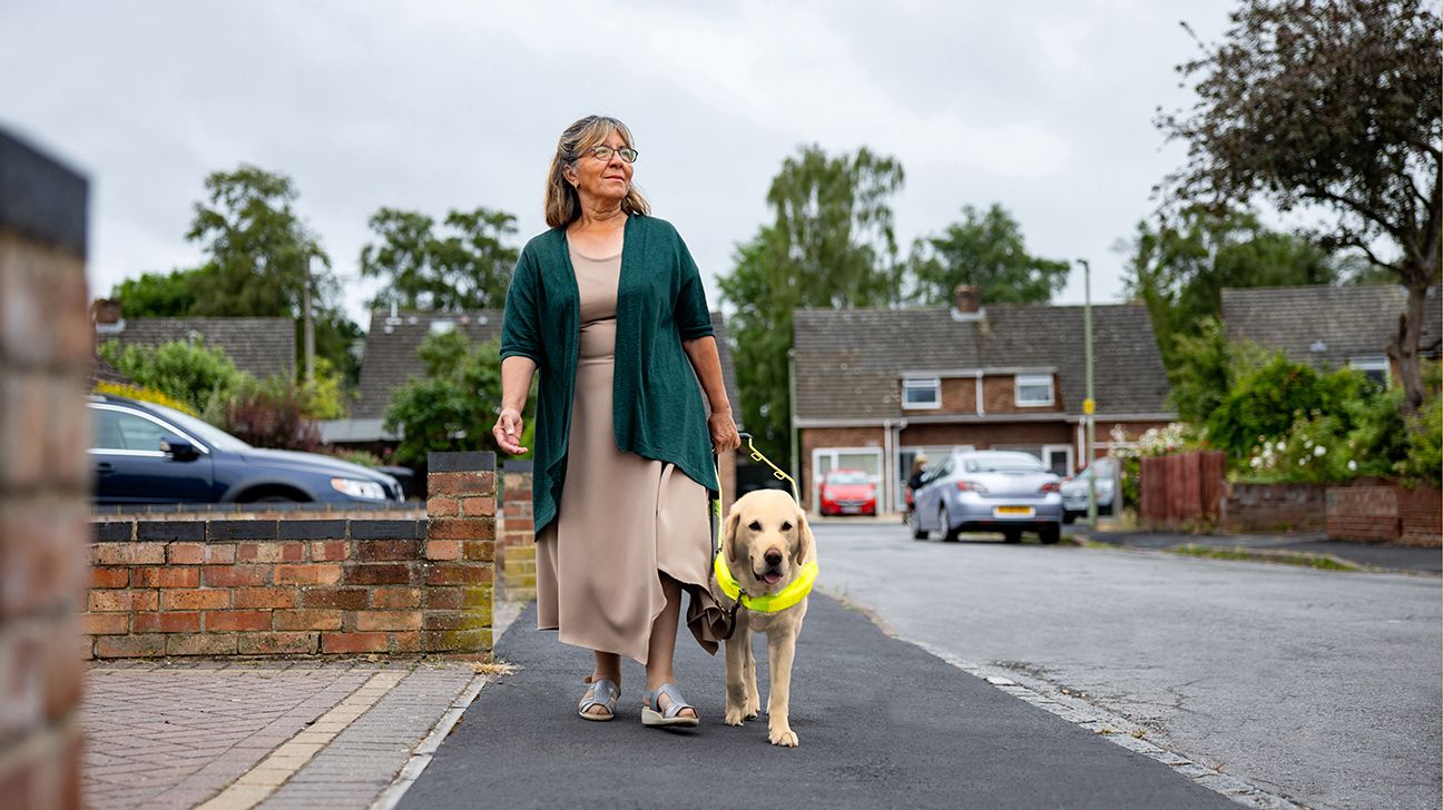 안내견과 함께 있는 여성