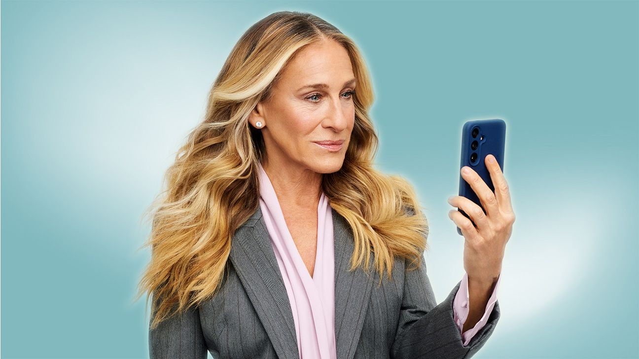 Sarah Jessica Parker looks at an iPhone