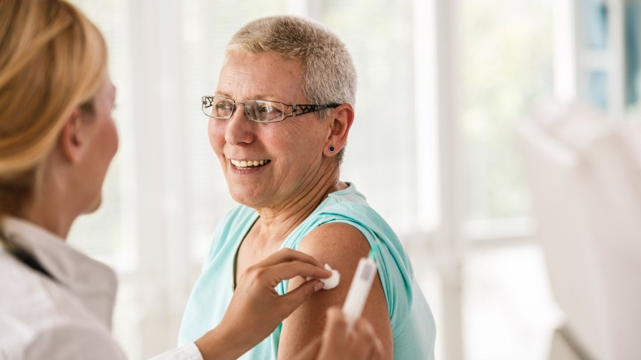 Older female receives flu shot