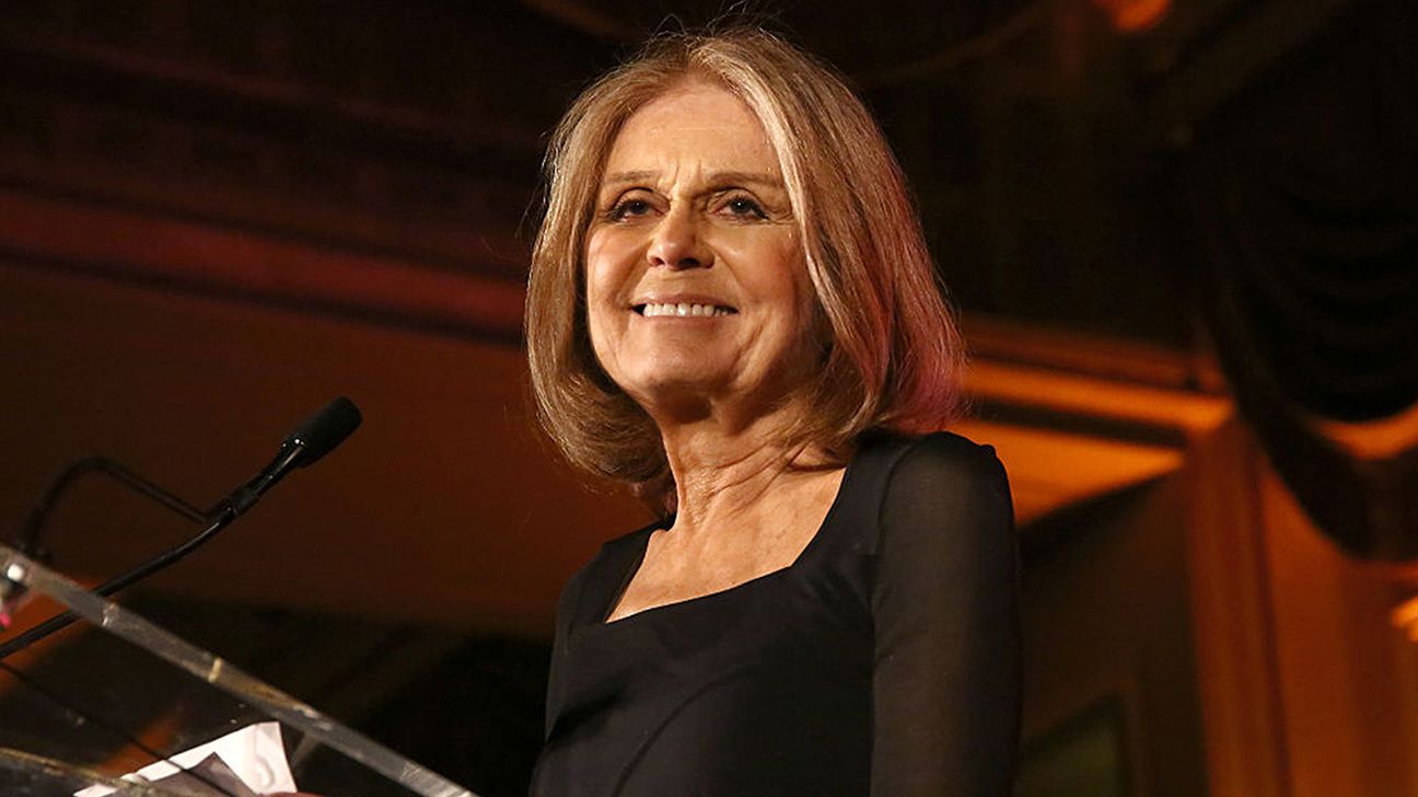 Gloria Steinem giving a speech at a gala in 2017