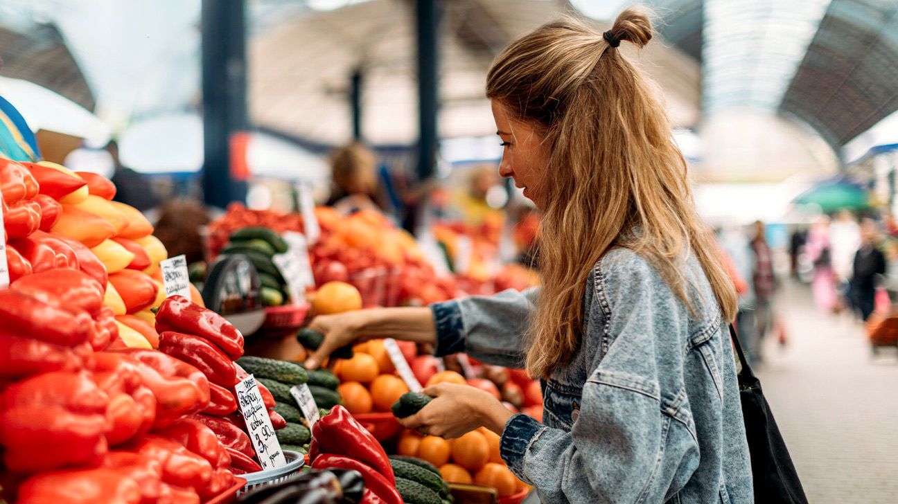 Local Shoppers Buy Vegetables Editorial Photo - Image of green