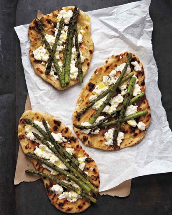 Grilled asparagus and ricotta pizza