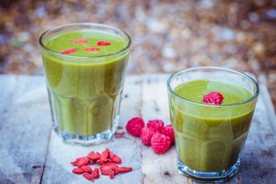 Eat Your Way to Clear, Healthy Skin: Kale, Apple, Raspberry, and Goji Green Smoothie